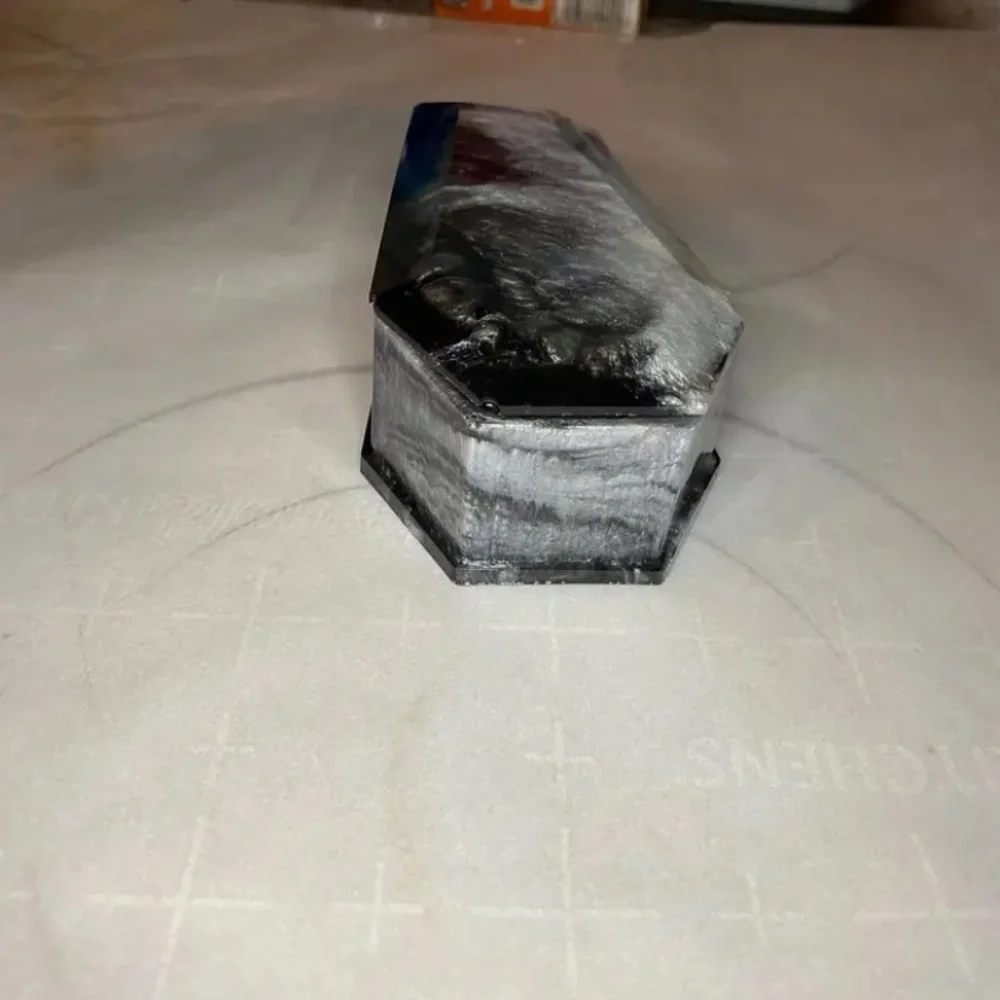Resin coffin with a lid